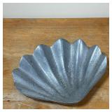 CLAMSHELL-FORM VIDE POCHE  | Cast aluminum, no apparent marking - l. 11 x w. 3 x h. 8-1/2 in.