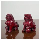 PAIR FOO DOG FIGURES  |  Foo dogs or foo lions, dark red, possibly resin or lacquered wood - l. 4 x 