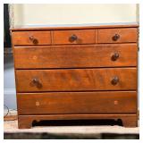 AMERICAN COUNTRY DRESSER  |  Chest of drawers, four full width graduated drawers - l. 41.5 x h. 34 i
