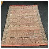 FLAT WOVEN MAT  |   Red fringe at one end - l. 70 x w. 45 in.