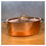 OVAL COPPER POT  | With lid, likely French but with no apparent markings - l. 10 x w. 6.5 x h. 4.5 i