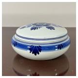 DELFT LIDDED BOX | Blue and white round box with floral decoration, signed in under glaze blue on th