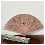 CHINESE WOOD FAN  | Reticulated wood fan decorated with figures, in a silk box - l. 9 in.