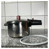 CUISINART PRESSURE COOKER  | Stainless steel pressure cooking pot for stove top used, with an extra 