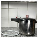 CUISINART STOVE TOP PRESSURE COOKER  | Stainless steel 8 inch tall 9.5 inch pot, with extra rubber s