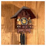 VINTAGE CUCKOO CLOCK | Wooden cuckoo clock with carved wood and painted figures - l. 12.5 x w. 7.5 x