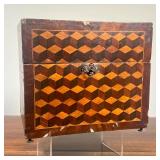 PARQUETRY DECANTER BOX | Patterned inlaid parquetry veneer box with fitted interior with six glass
