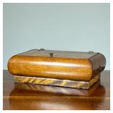 KEY WIND MUSIC BOX | With key - Winds, spins, plays, but sounds out of tune. - l. 12 x w. 7 x h. 4 i