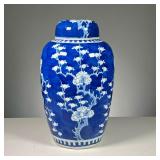 CHINESE BLUE & WHITE GINGER JAR | Lidded jar decorated in a white floral pattern on a deep blue grou