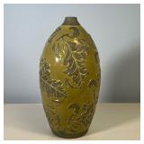 OVOID POTTERY VASE | Green glazed pottery vase with leafy design in relief, of ovoid shape. - h. 15-