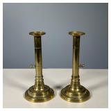 (2PC) PAIR-TURNED BRASS CANDLESTICKS | Pair of modest-sized brass candlesticks with raises. - h. 8 x