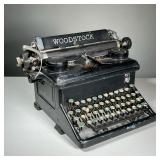 EARLY WOODSTOCK TYPEWRITER | Mechanical typewriter with a black cast iron base, needs cleaning. - l.
