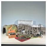 COLLECTION LIONEL / AMERICAN FLYER PARTS | Mostly track but also including a Lionel multi volt, toy 