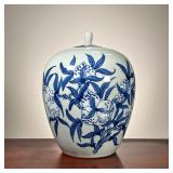 CHINESE GINGER JAR | Blue and white glazed porcelain lidded ginger Jar with blue flower decoration. 