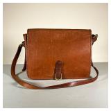COACH BROWN LEATHER SATCHEL | Brown leather satchel with front buckle and 3 large pockets. - l. 11 x