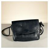 FOSSIL BLACK LEATHER CROSSBODY BAG | Black leather crossbody bag with 2 large interior pockets and z