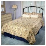 BLACK IRON BEDFRAME | Full-size bed with accented headboard in black. - l. 68 x w. 53 x h. 52 in 