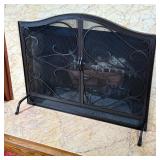 FIREPLACE SCREEN | Fireplace screen with 2 scrollwork doors. - l. 44 x h. 34.5 in 