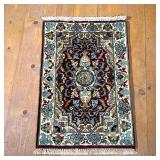 Oriental Rug | Small rug with a red medallion on an ivory background. Thick and soft. - l. 2 x w. 3 