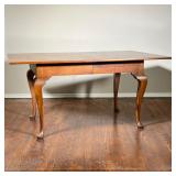 Queen Anne Style Dining Table | Wood dining table with single leaf, on four cabriole legs. - l. 72 x