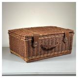Rectangular Picnic Basket | Rectangular picnic basket with leather straps and metal clasps. - l. 17.