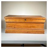 Handled Chest | Small Chest in pine with iron handles/lock. Natural finish. - l. 25.5 x w. 15.5 x h.