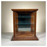 OAK SHOWCASE | Showcase of small size with three glass shelves. Turning on sides and base. 