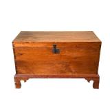 AMERICAN ANTIQUE PINE TRUNK | American, 19th century, with interestingly aligned dovetailing on the 