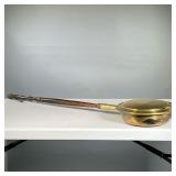 ANTIQUE BRASS BED WARMER | Brass bed warmer with copper rivets and spindle handle. - l. 43.5 x h. 3.