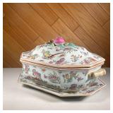 CHINESE FAMILLE ROSE TUREEN & UNDERPLATE | Decorated with colorful birds amongst flowers with a peac