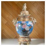 LARGE LIDDED CHINESE VASE ON STAND | Intricate and colorfully painted lidded Chinese vase with gilt 