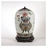 CHINESE FAMILLE ROSE JAR | Ginger jar with calligraphy decoration, with a wooden lid; red stamp mark