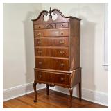 HIGHBOY CHEST OF DRAWERS | With broken pediment and fan carvings over 6 graduated drawers raised on 