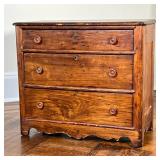 SMALL CHEST OF DRAWERS | Small wooden chest with 3 graduated drawers and turned wood pulls. - l. 30 