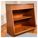 HERITAGE HENDREDON MID CENTURY BOOKSHELF | Open bookshelf with a slant front and single reeded drawe