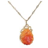 CHINESE AGATE CARVED FROG PENDANT NECKLACE ON GOLD CHAIN | Designed as a finely carved frog upon a l