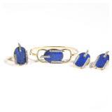 (4pc) LAPIS LAZULI, DIAMOND & GOLD PARURE | Comprising a bracelet, ring, and pair of earrings; havin