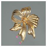 18K GOLD RIBBON FORM PIN | Designed as an 18 karat gold pierced open work, ribbon form pin with a le