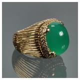 GREEN CHALCEDONY & 18K GOLD RING | Designed as a central oval cabochon (16.1 x 13 x 5.7 mm) prong se