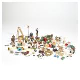 COLLECTION DOLLHOUSE MINIATURES | A collection of miniature dollhouse accessories and decorative obj