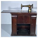 ANTIQUE STENCILED SINGER SEWING MACHINE & CABINET | Early 20th century Singer sewing machine & cabin