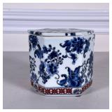 ASIAN LIDDED JAR | Hexagonal lidded jar decorated with blue flowers with gilt border. - h. 4 x w. 4 