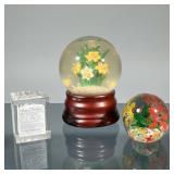 (3pc) PAPERWEIGHTS & SNOWGLOBE | Including a colorful art glass paperweight (apparently unsigned), a
