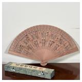 CHINESE WOOD FAN | Reticulated wood fan decorated with figures, in a silk box. - l. 9 in