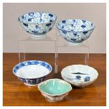 (5pc) Chinese & Japanese Porcelain | Including a pair of blue and white bowls with spiral pattern in
