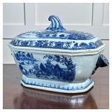 BLUE & WHITE CHINESE LIDDED DISH | Blue & white painted Chinese lidded bowl or tureen decorated with