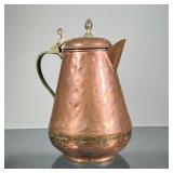 HAMMERED COPPER PITCHER | With hinged lid. - h. 9 x l. 6.5 in