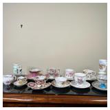 (20pc) Collection of Tea Cups/Saucers | Collection of tea cups/saucers including makers such as Roya