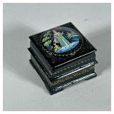 Russian Lacquered Box | Russian lacquered box with two compartments, the lid with a lady in green dr