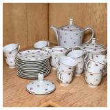 HAVILAND LIMOGES TEA SET | Ch. Field Haviland Limoges porcelain tea service for twelve adorned with 